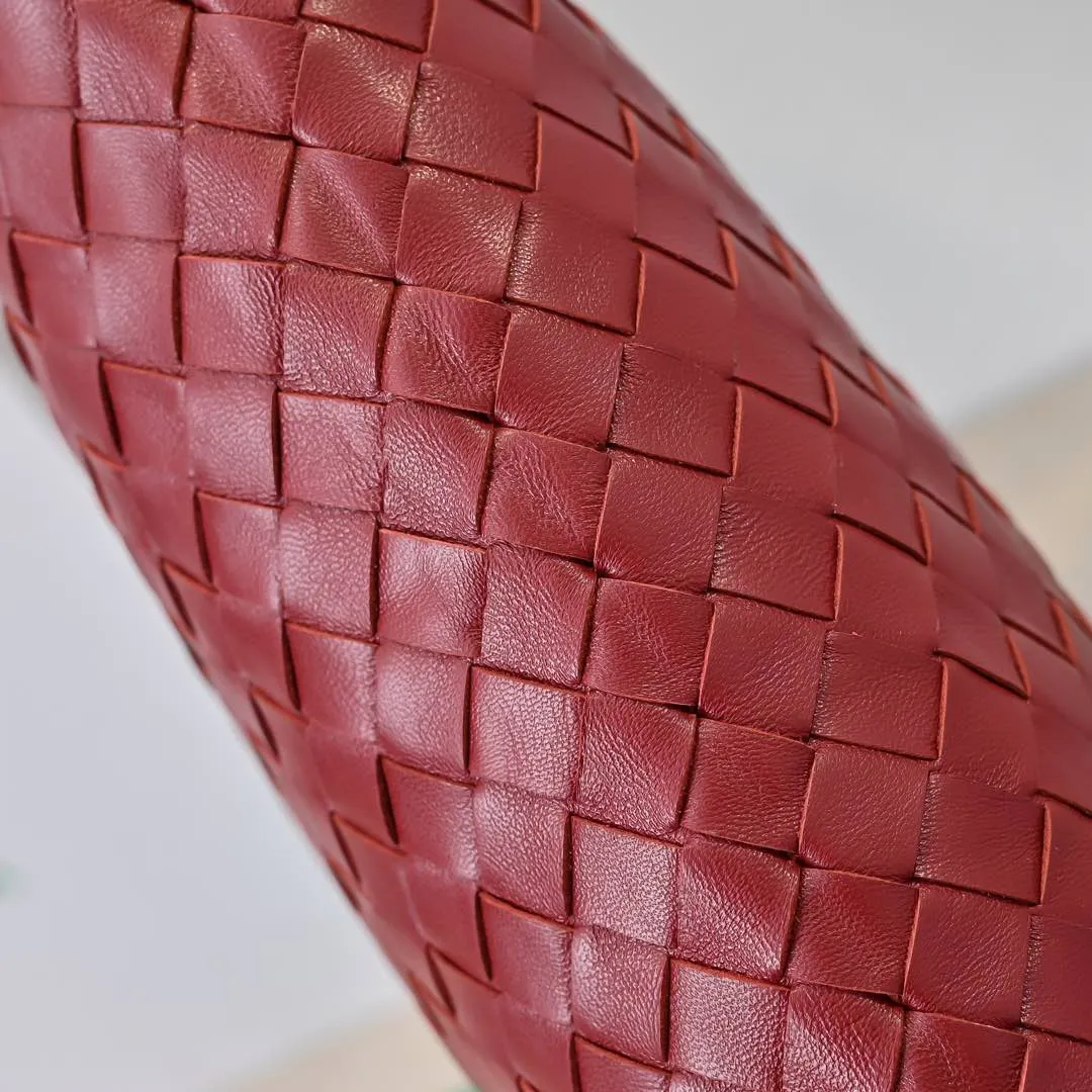 Batch 1960 #Bv new medium-sized HOP bag, the bag body and handles are made of a whole piece of woven leather. The bag body is soft and lazy. Hop symbolizes the praise of innovation and eternal craftsmanship [love]. The pyramid silhouette combines practicality and fashion. It is modern and casual, and the bag mouth is double-sided closed design, more convenient and safe! The cowhide texture also makes the bag more wear-resistant and durable. A must-have for fashionable ladies who like minimalism yet comfortable and casual! Size: 46x21x10cm Model: 6262